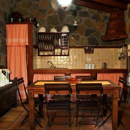 Gasthaus Casa Mary Lola Tinor Exterior foto