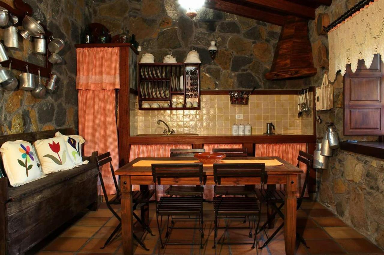 Gasthaus Casa Mary Lola Tinor Exterior foto